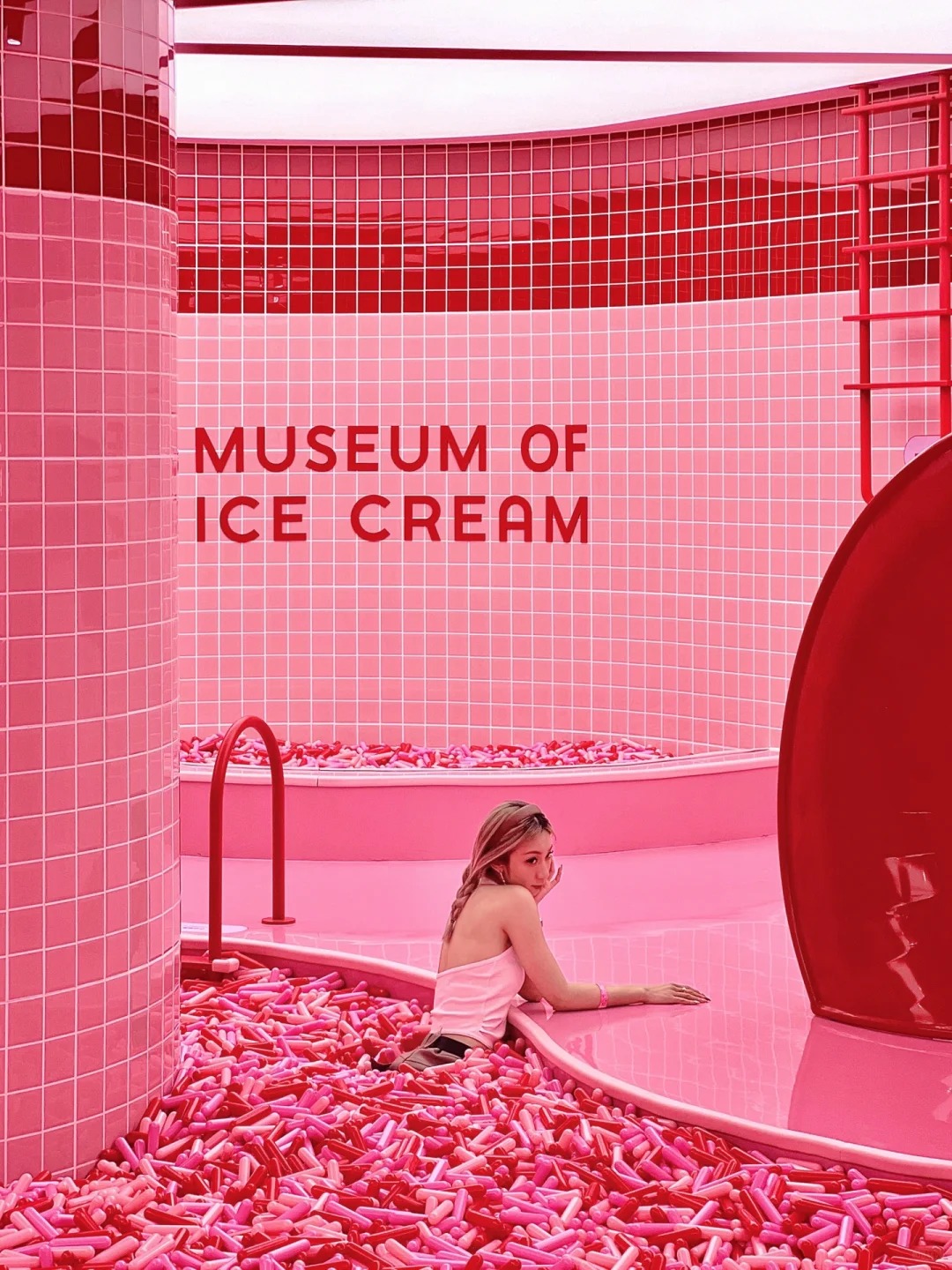 Du khách check-in tại khu “Sprinkle Pool” với hàng ngàn hạt màu giả, du khách vui đùa bên trong