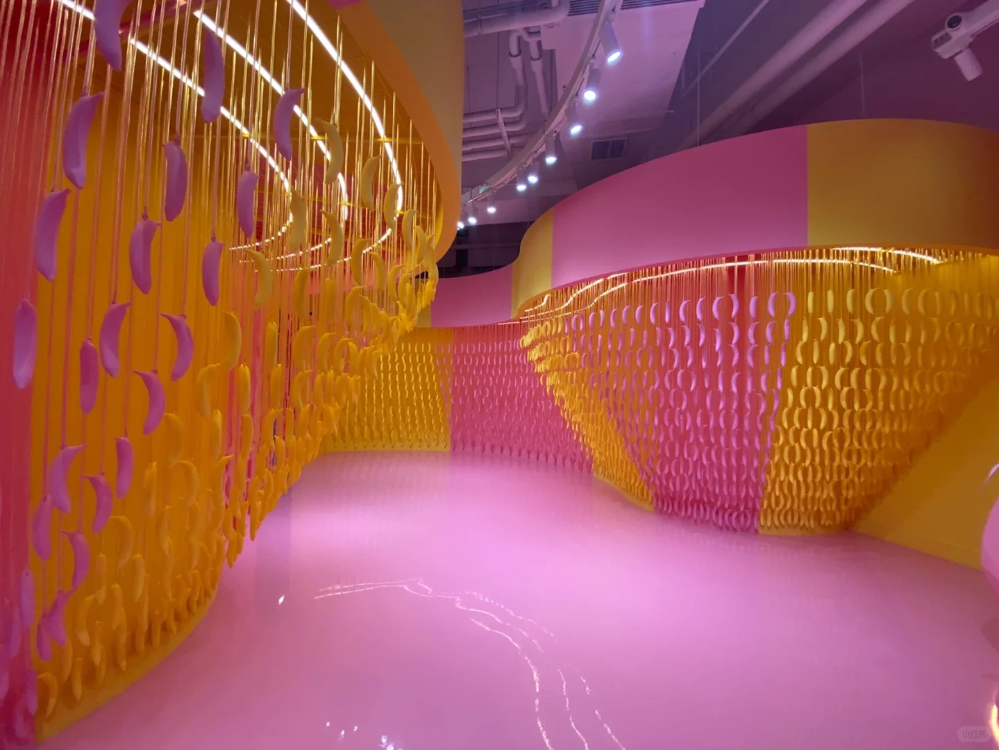 Du khách check-in tại khu “Banana Swing”, đu dây giữa các quả chuối vàng khổng lồ.