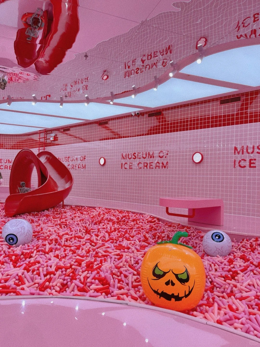 Khu vực “Sprinkle Pool” với hàng ngàn hạt màu giả, du khách vui đùa bên trong.