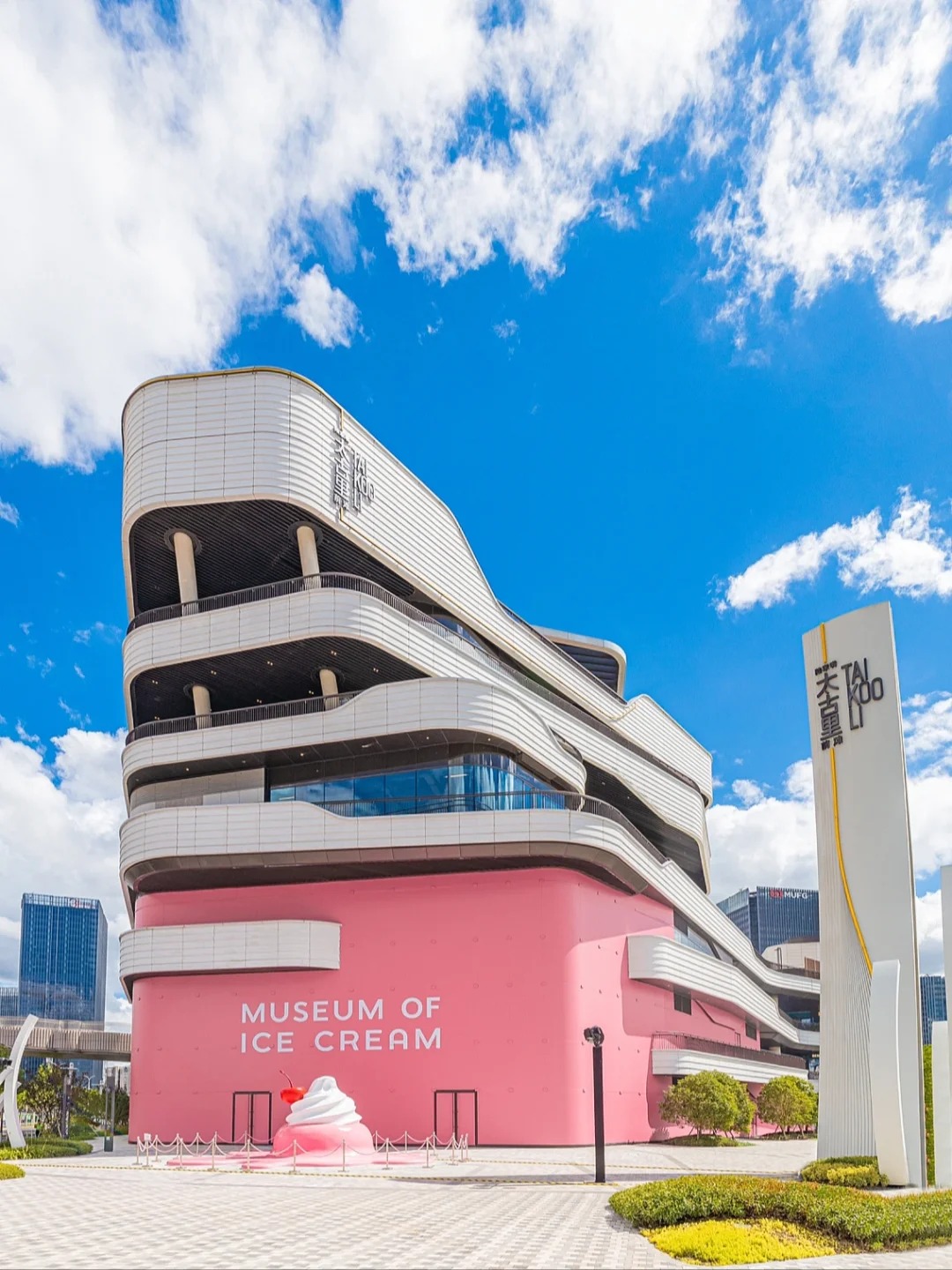 Mặt tiền Bảo tàng Kem Thượng Hải với màu hồng pastel và biểu tượng kem khổng lồ.