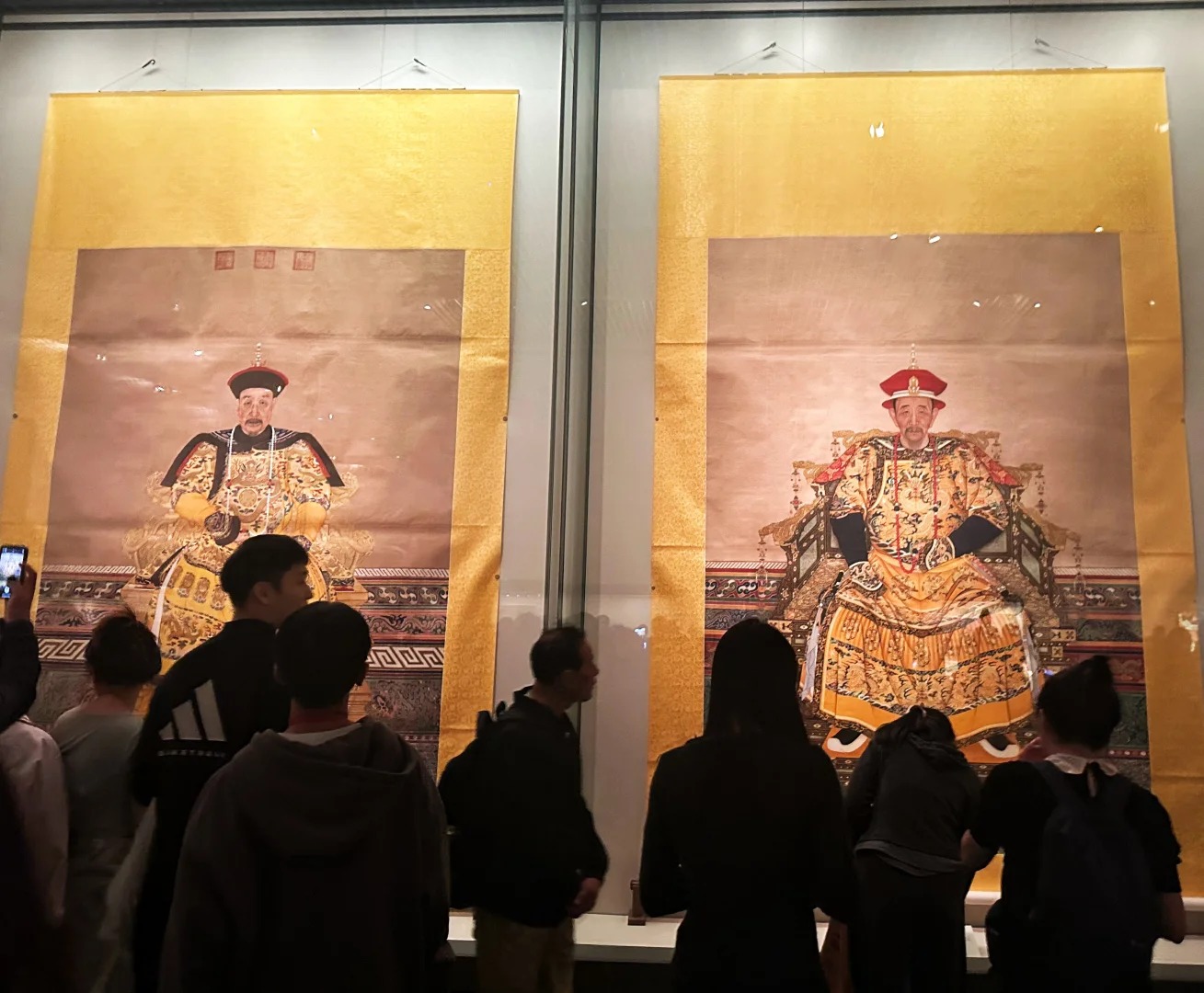 Bảo tàng Quốc gia Trung Quốc: Không gian rộng lớn trưng bày những hiện vật lịch sử quý giá, tái hiện nền văn minh Trung Hoa qua các thời kỳ.