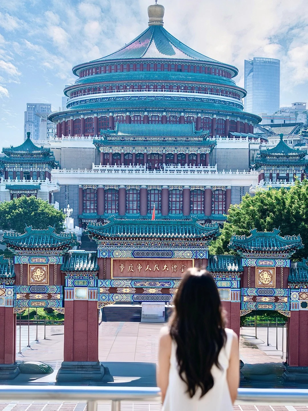 Du kh&aacute;ch check-in trong khu&ocirc;n vi&ecirc;n bảo t&agrave;ng