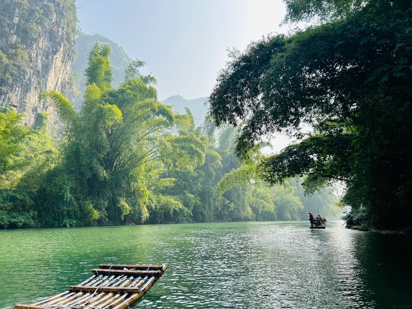 Người chèo bè tre đưa khách ngắm cảnh.