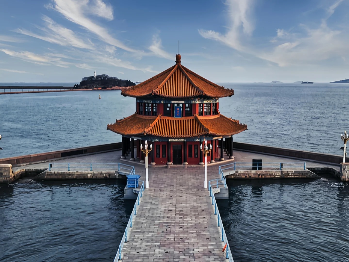 Cuối cầu là đình Huilan Pavilion nổi tiếng Thanh Đảo.