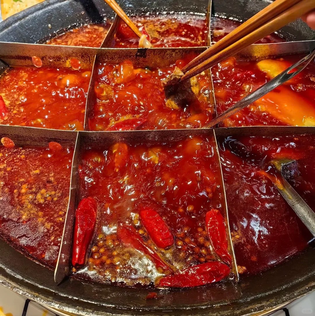 Thưởng thức lẩu cay Tr&ugrave;ng Kh&aacute;nh nghi ng&uacute;t kh&oacute;i, vị t&ecirc; nồng l&agrave;m say l&ograve;ng thực kh&aacute;ch bốn phương.