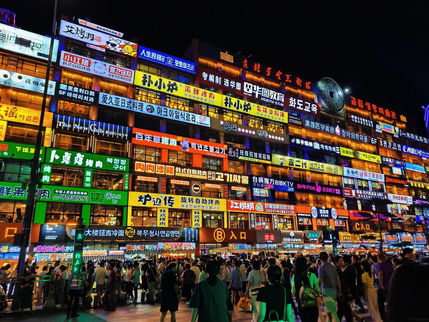 Khung cảnh nhộn nhịp trước bức tường neon Di&ecirc;n C&aacute;t l&uacute;c l&ecirc;n đ&egrave;n