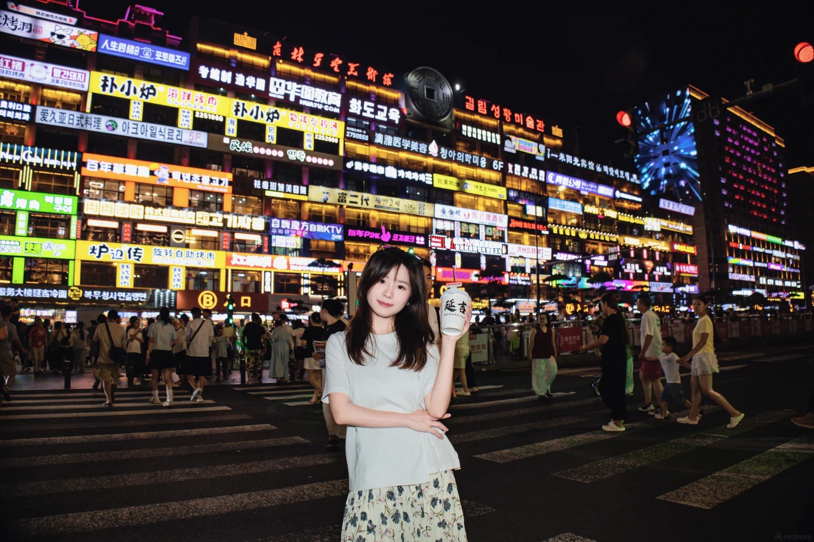 Kh&aacute;ch tham quan check-in lấy g&oacute;c to&agrave;n th&acirc;n trước bức tường neon rực rỡ