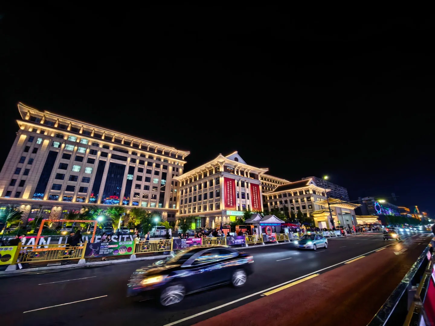 Trường đại học Di&ecirc;n Bi&ecirc;n đối diện bức tường neon check in nổi tiếng