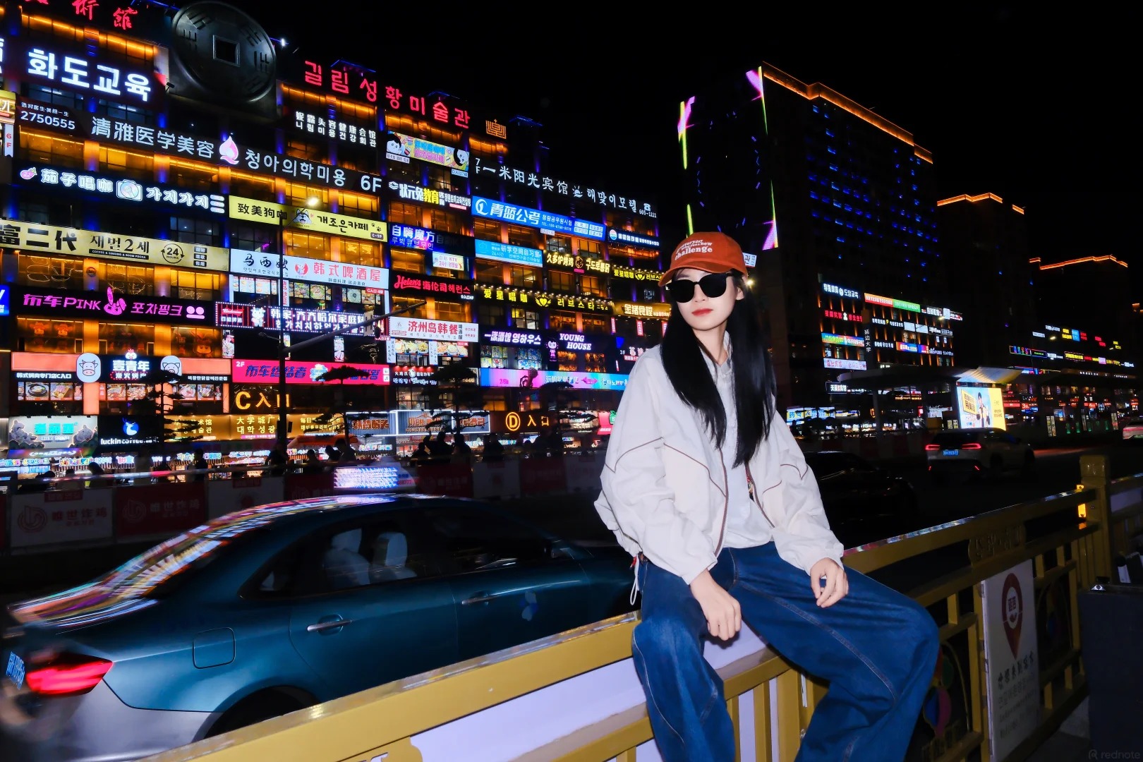 Bạn nữ chụp ảnh ch&acirc;n dung với hiệu ứng &aacute;nh s&aacute;ng neon đổ b&oacute;ng nghệ thuật