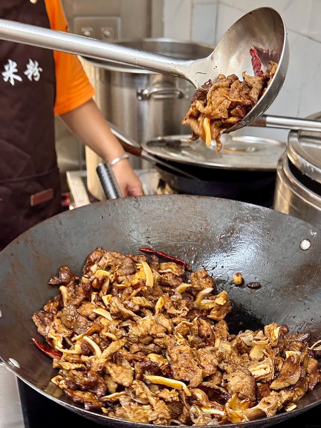 Thịt bò xào bên trong món bún Quế Lâm