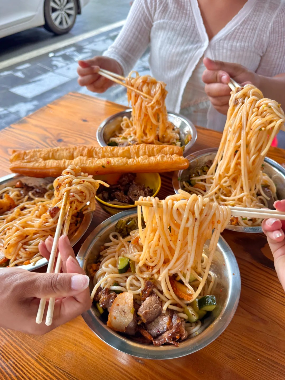 Bún gạo trắng Quế lâm mềm trong tô đầy đủ topping.