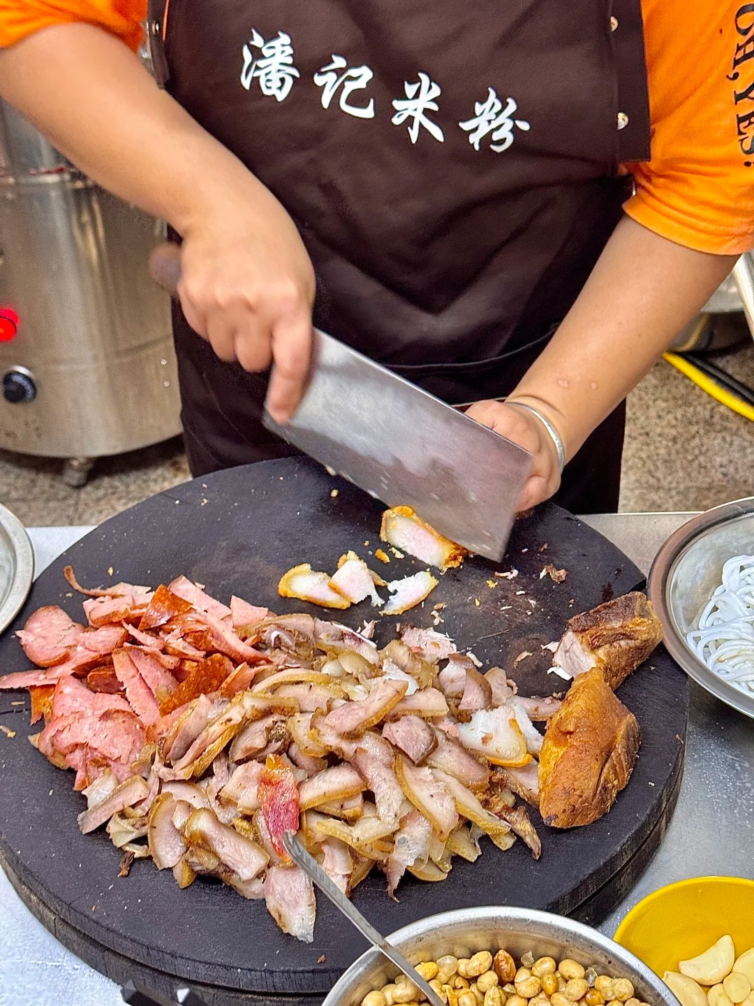 Người bán hàng đang thái các nguyên liệu bên trong món bún Quế Lâm