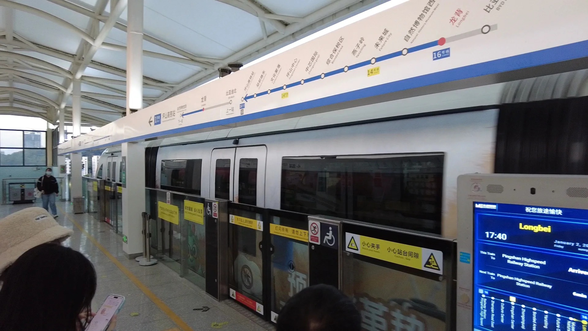 H&agrave;nh kh&aacute;ch xếp h&agrave;ng chờ l&ecirc;n l&ecirc;n t&agrave;u BYD Yunba tại ga.
