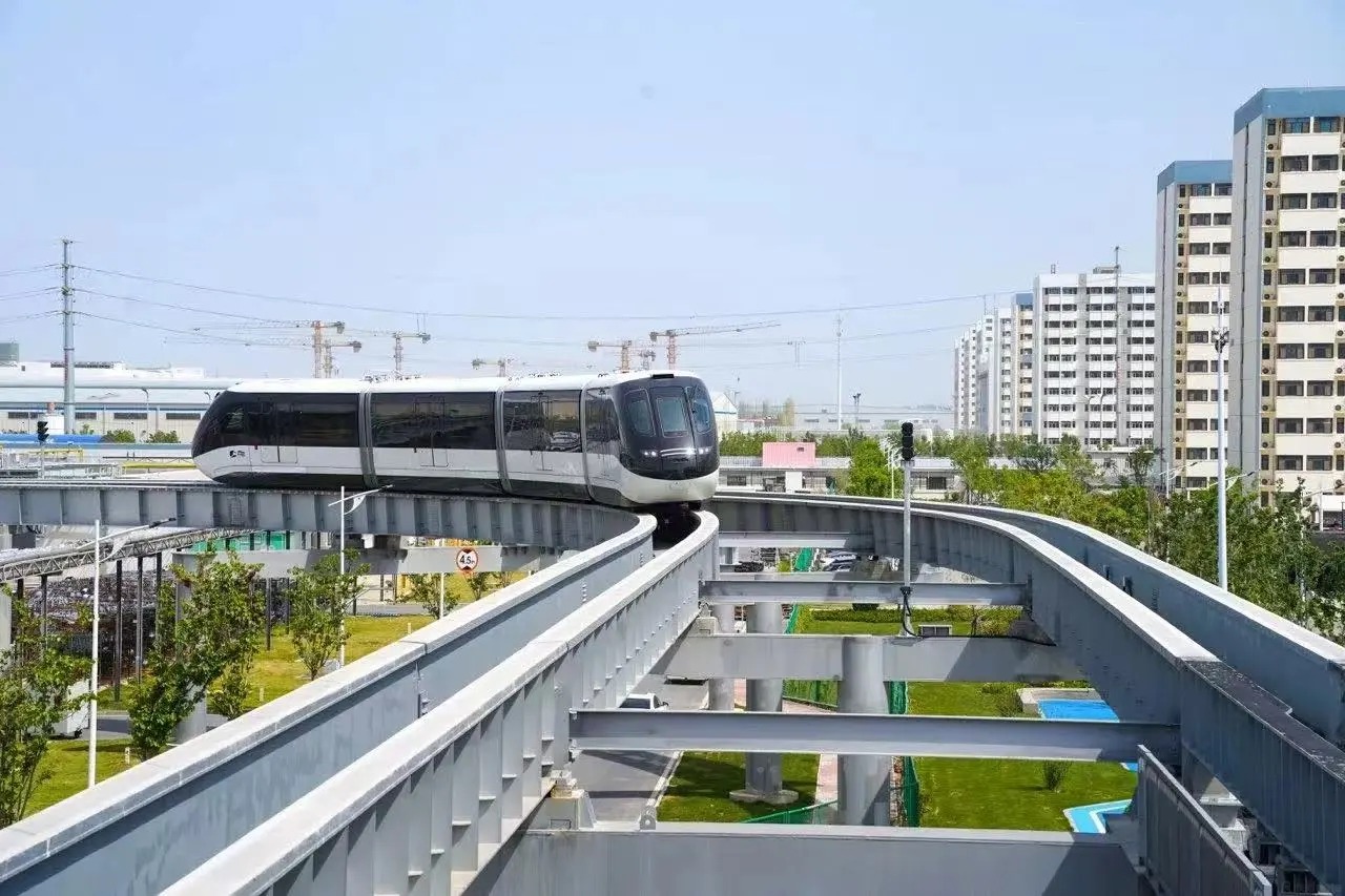 T&agrave;u BYD Yunba chạy tr&ecirc;n đường ray tr&ecirc;n cao.