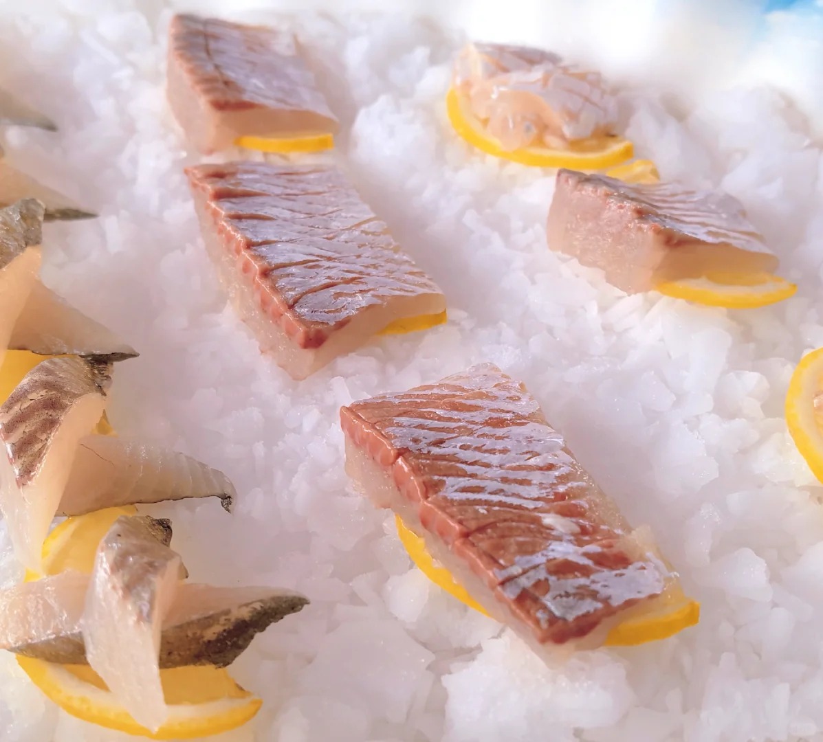 Thưởng thức cá hồi trắng tươi ngon ngay bên hồ Sayram – trải nghiệm ẩm thực độc đáo giữa thiên nhiên Tân Cương hùng vĩ.