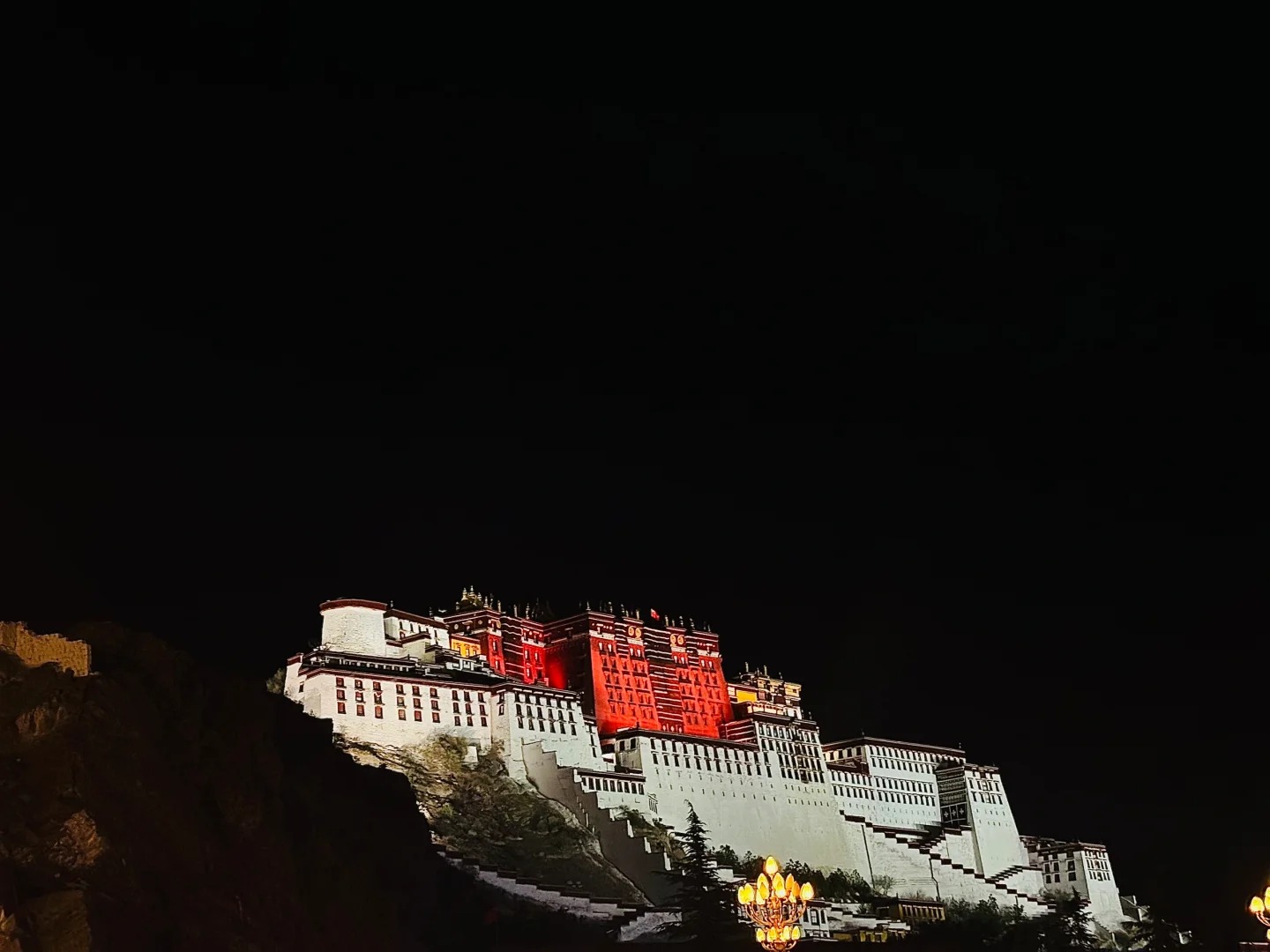 Khung cảnh lung linh của Lhasa về đ&ecirc;m nh&igrave;n từ ch&acirc;n đồi Cung điện Potala