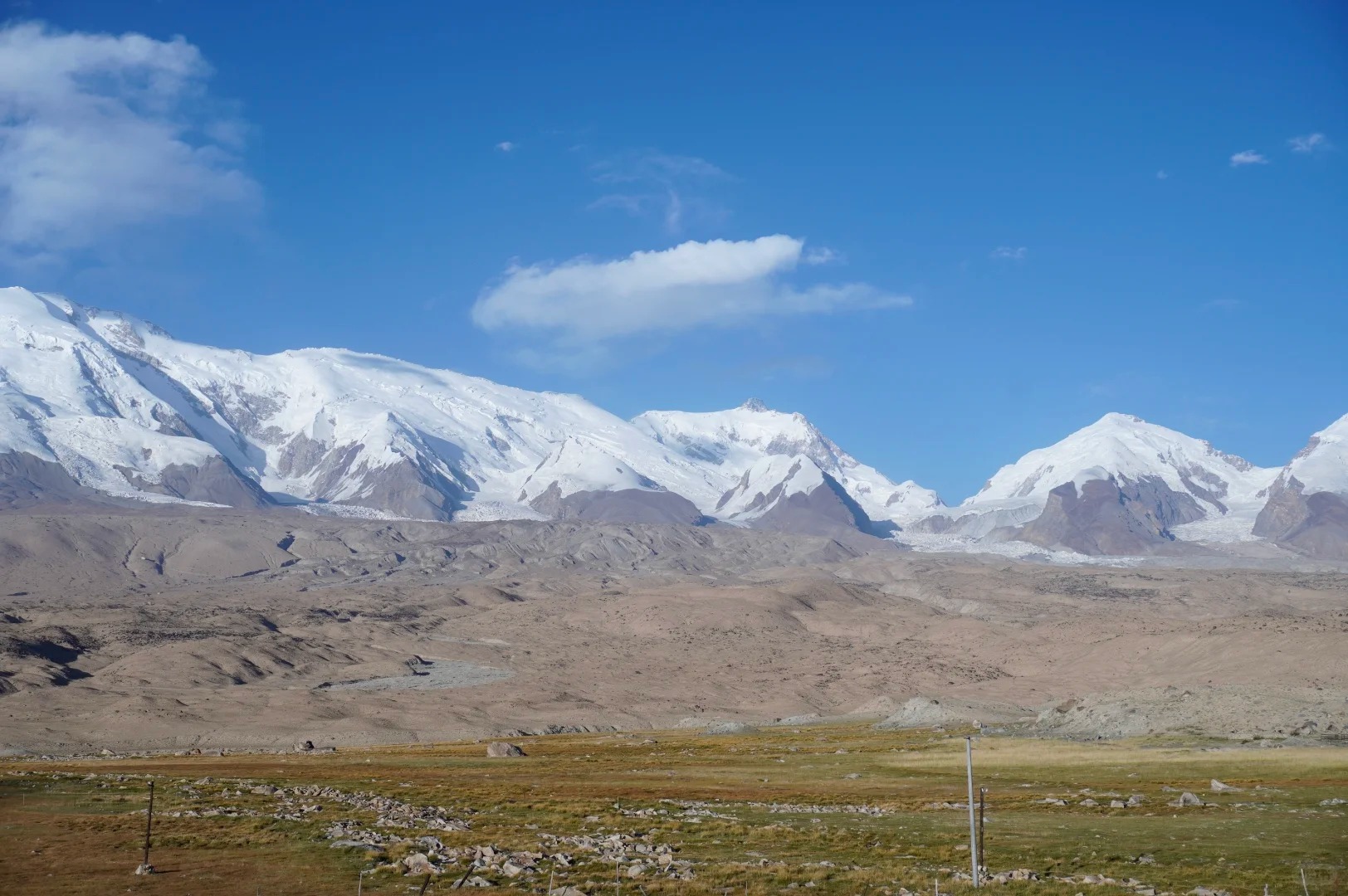 Thảo nguyên Pamir trải dài bất tận, cỏ xanh mướt và gió thổi nhẹ.