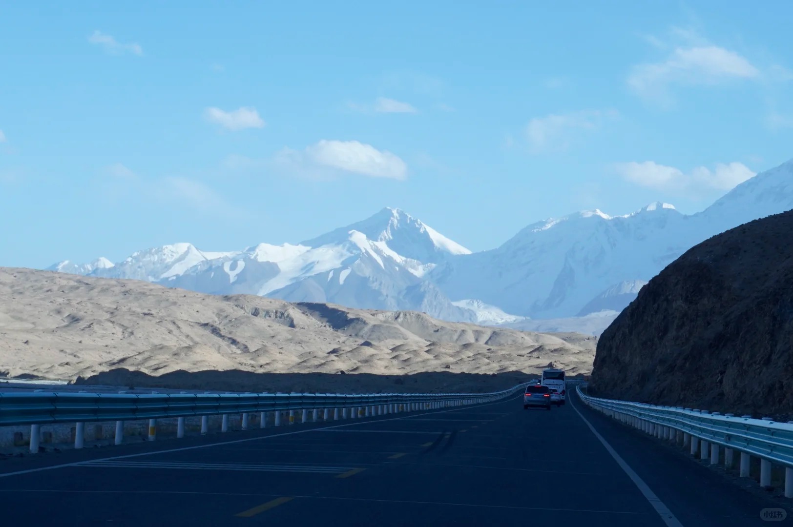 Dãy núi tuyết Pamir sừng sững giữa trời xanh, phủ trắng quanh năm.