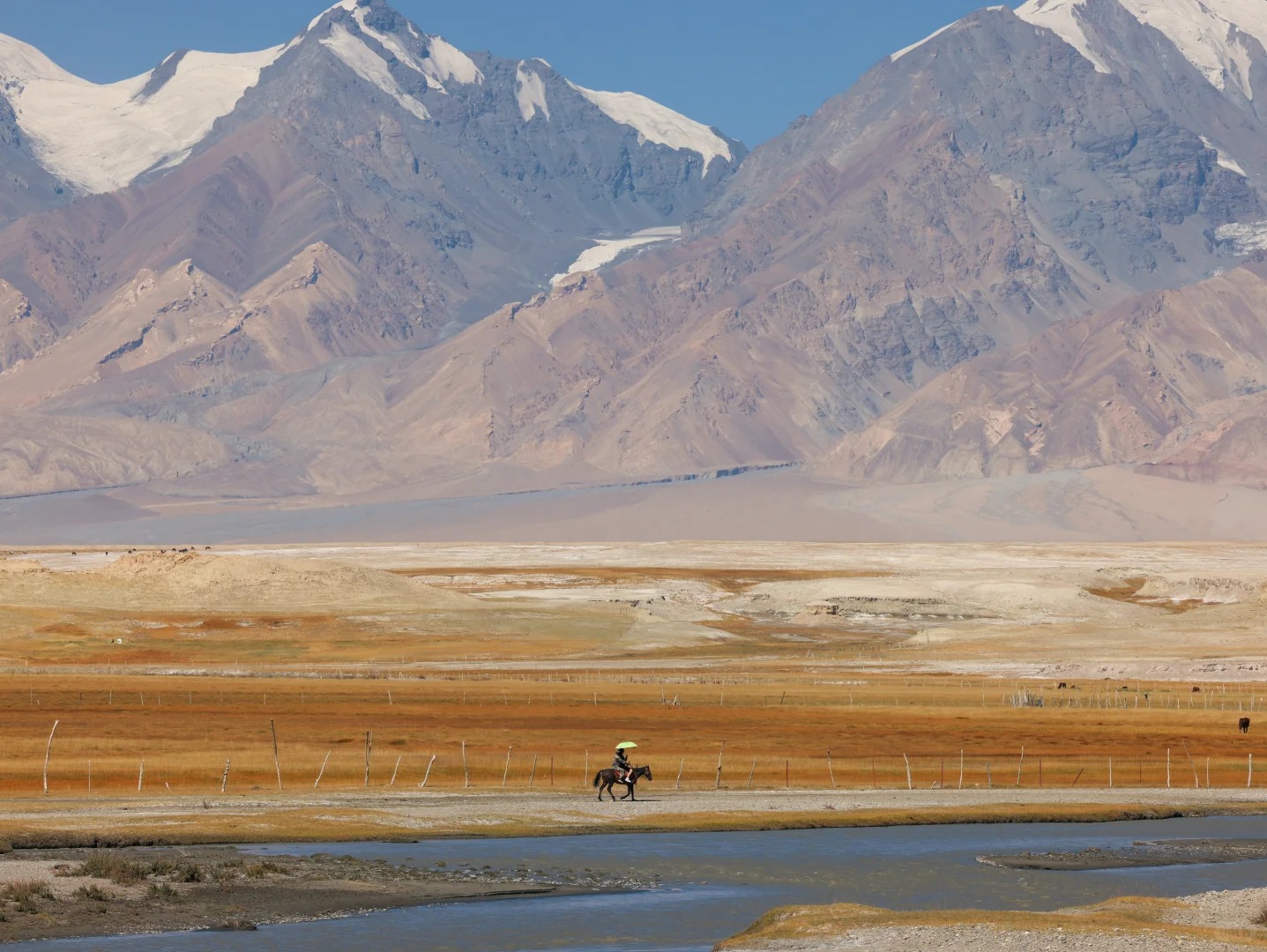 N&uacute;i cao sừng sững tr&ecirc;n Cao nguy&ecirc;n Pamir.