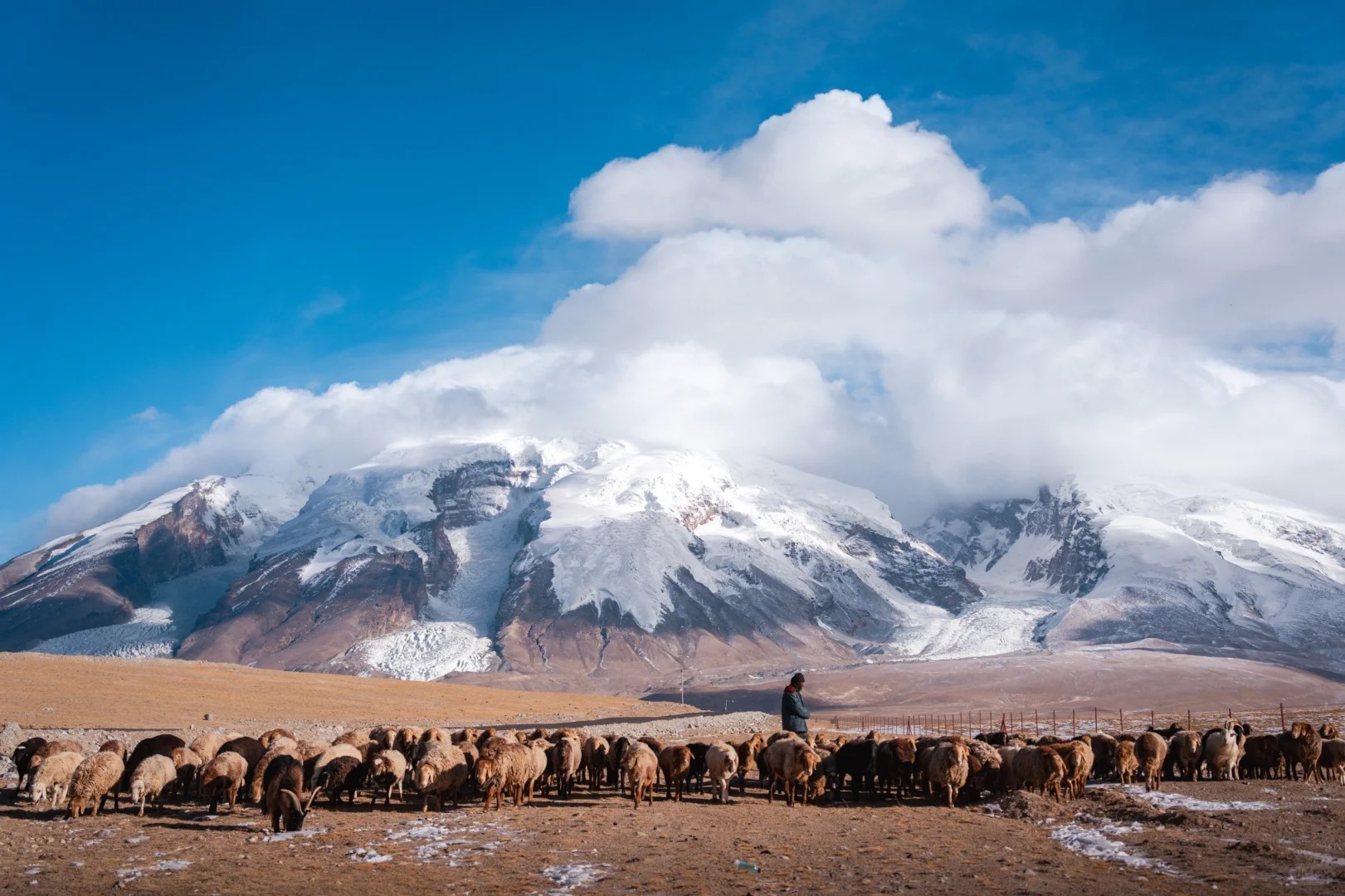 Cao nguy&ecirc;n Pamir với d&atilde;y n&uacute;i tuyết phủ.
