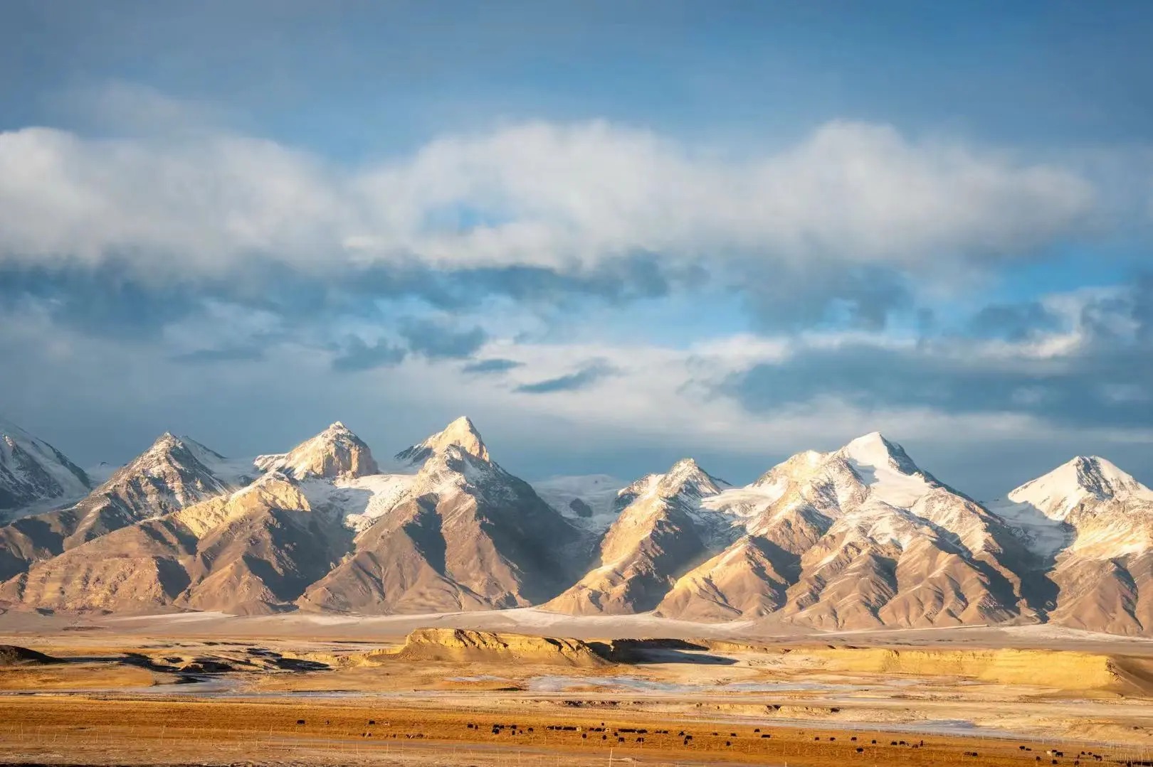 Ho&agrave;ng h&ocirc;n nhuộm v&agrave;ng Cao nguy&ecirc;n Pamir.