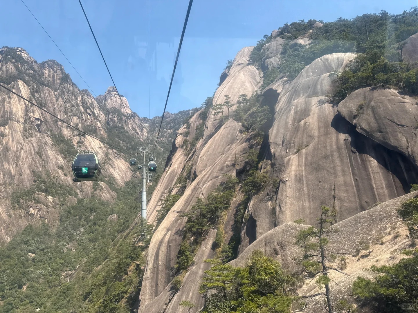 Cabin c&aacute;p treo phản chiếu &aacute;nh nắng trưa.