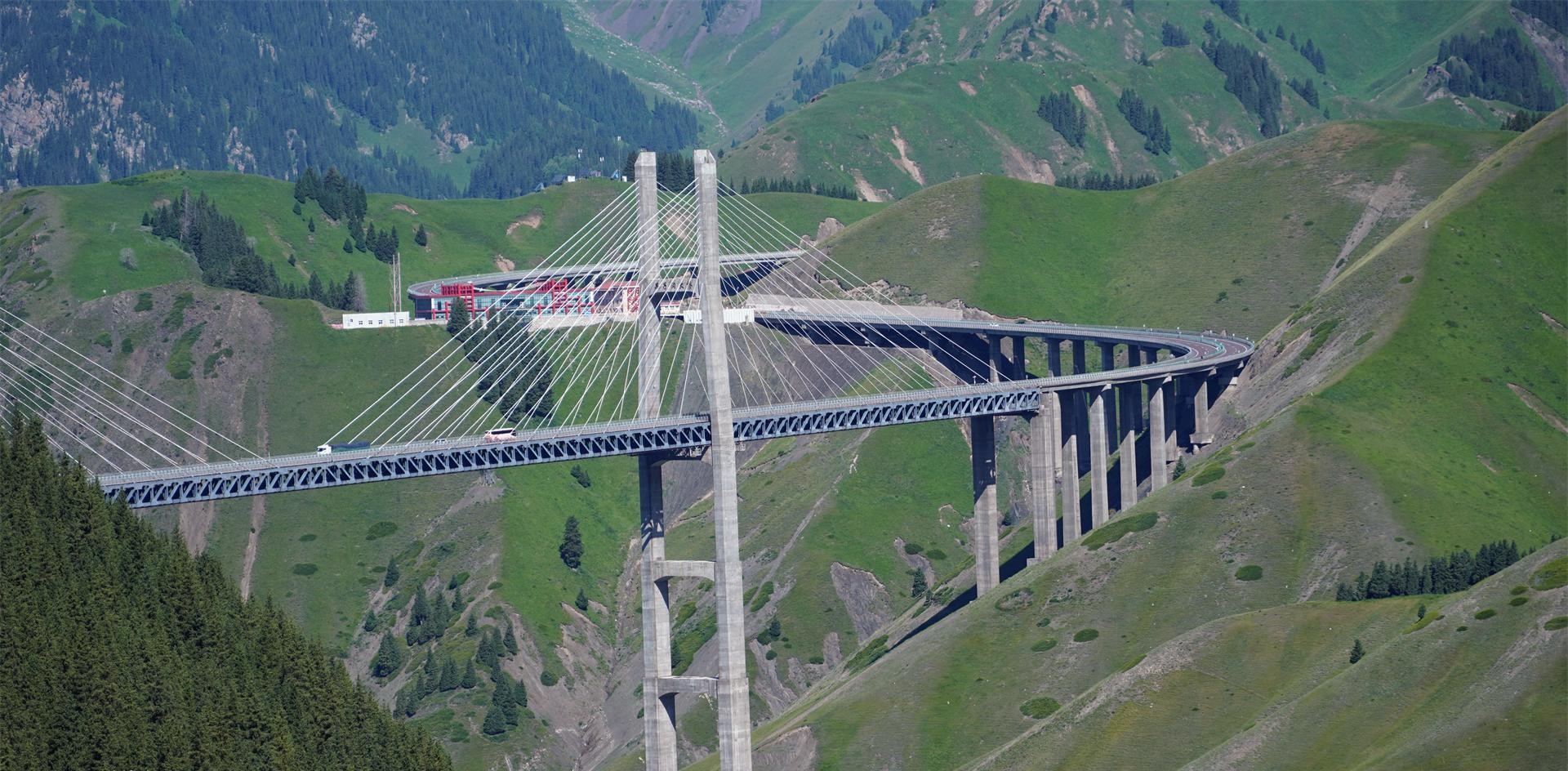 Góc cận cảnh trụ cầu Guozigou cao sừng sững giữa vách đá dựng đứng.