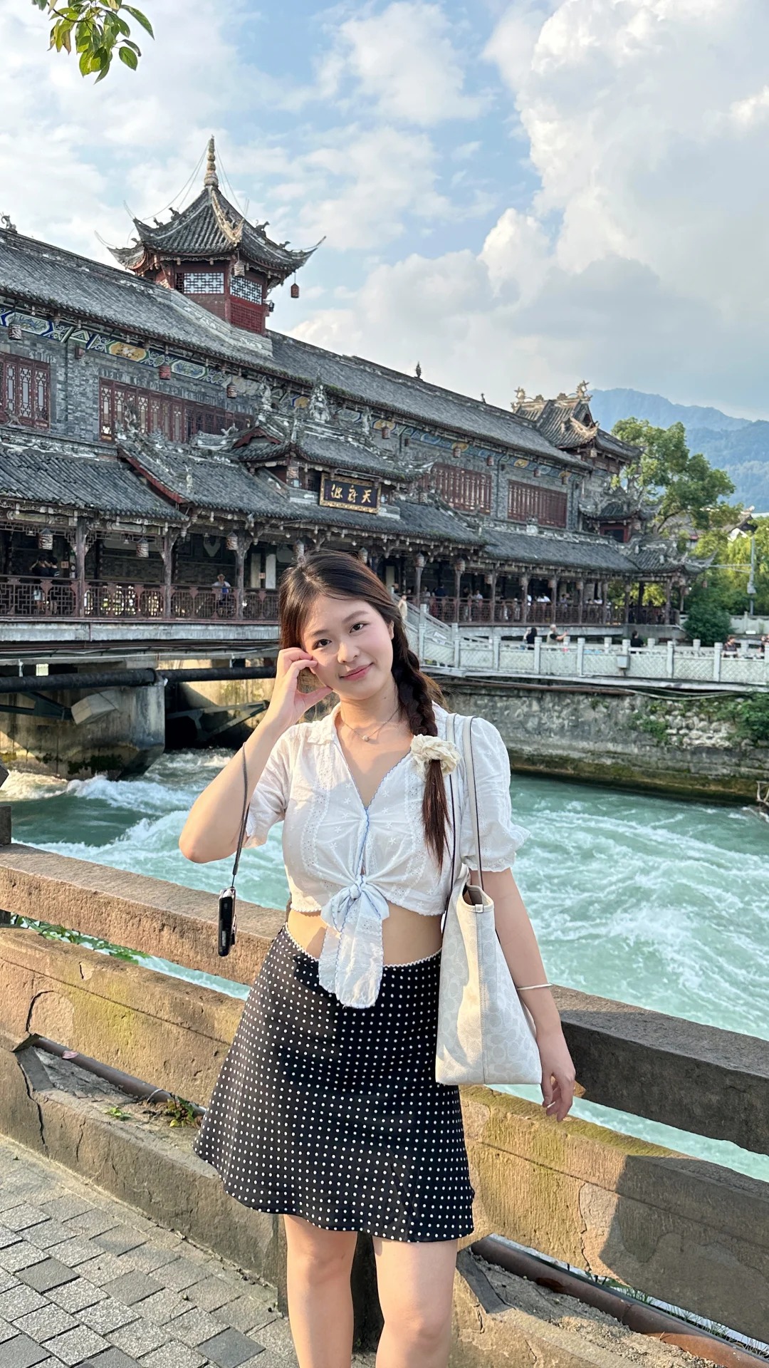 Du kh&aacute;ch chụp ảnh check-in tr&ecirc;n cầu Nam Kiều.