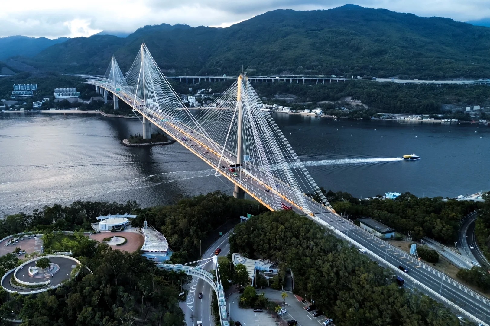 Cầu treo Thanh Mã với tháp trụ cao vút.