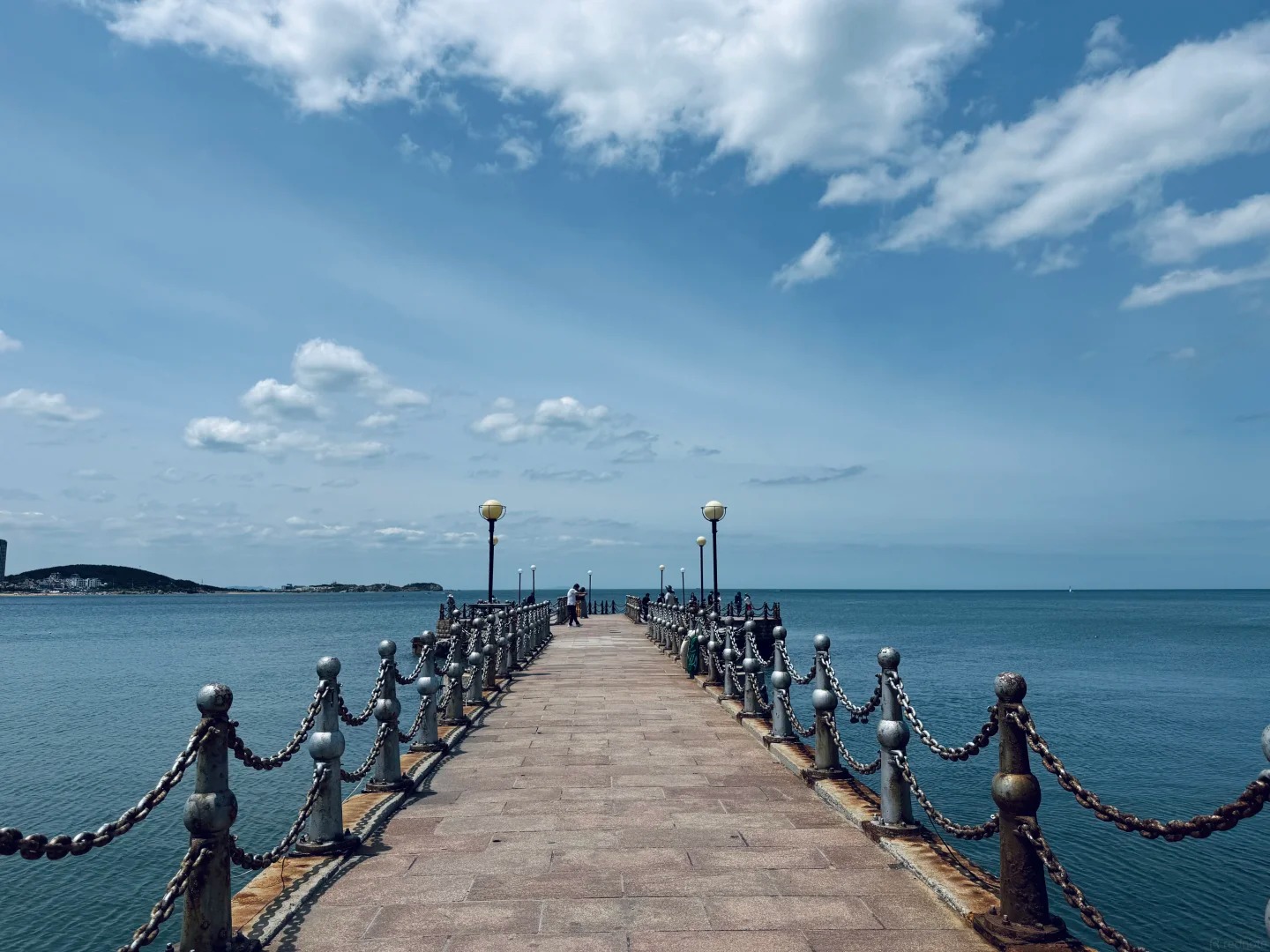 Sóng biển vỗ nhẹ dưới chân cầu Vịnh Kim Hải