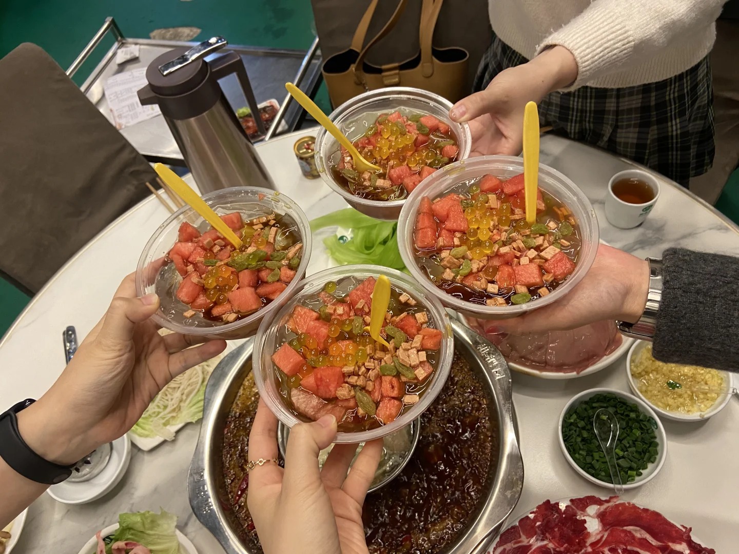 Ch&eacute;n ch&egrave; lạnh m&aacute;t lịm giữa kh&ocirc;ng gian xanh m&aacute;t của Tỳ B&agrave; Vi&ecirc;n, điểm dừng ch&acirc;n l&yacute; tưởng giữa h&agrave;nh tr&igrave;nh kh&aacute;m ph&aacute;.
