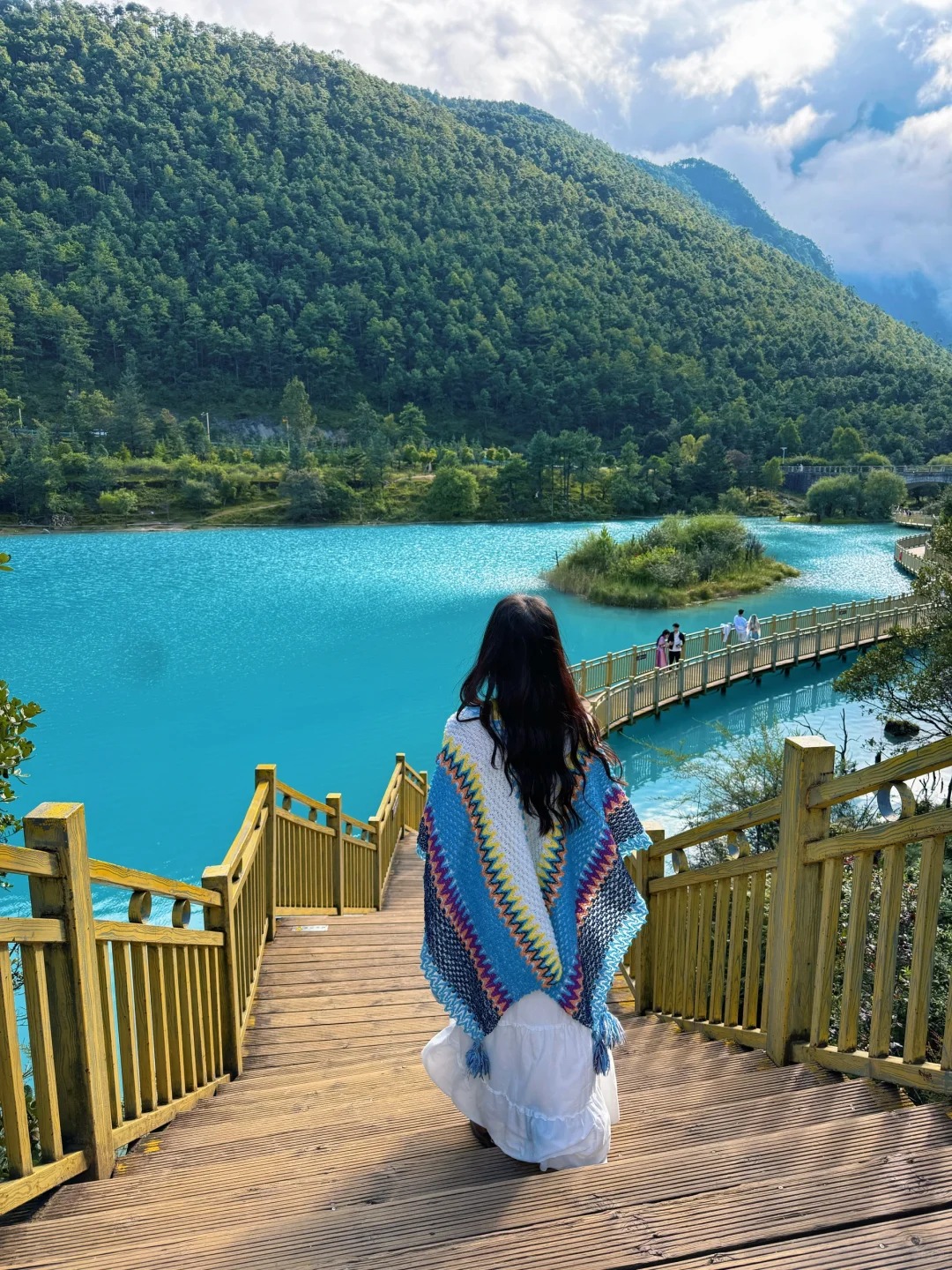 Dạo bước tr&ecirc;n cầu treo gỗ tại Lam Nguyệt Cốc, tận hưởng vẻ đẹp hoang sơ của n&uacute;i rừng.