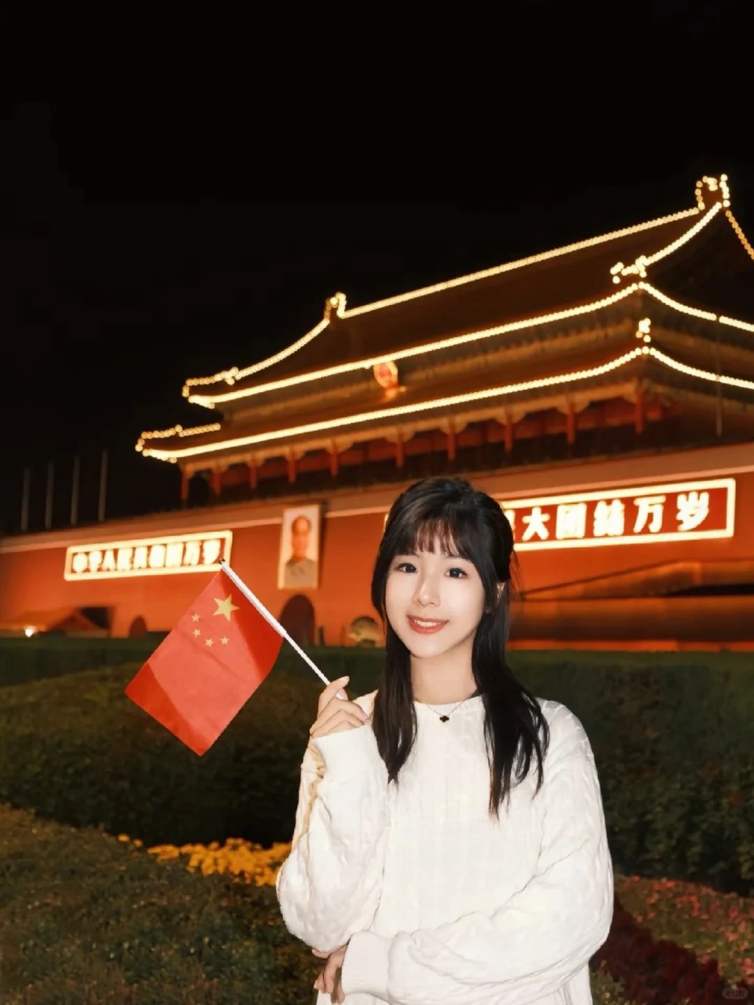 Khoảnh khắc check-in tại Quảng trường Thiên An Môn, nơi lá cờ Trung Quốc tung bay trước Cổng Thiên An Môn hùng vĩ.
