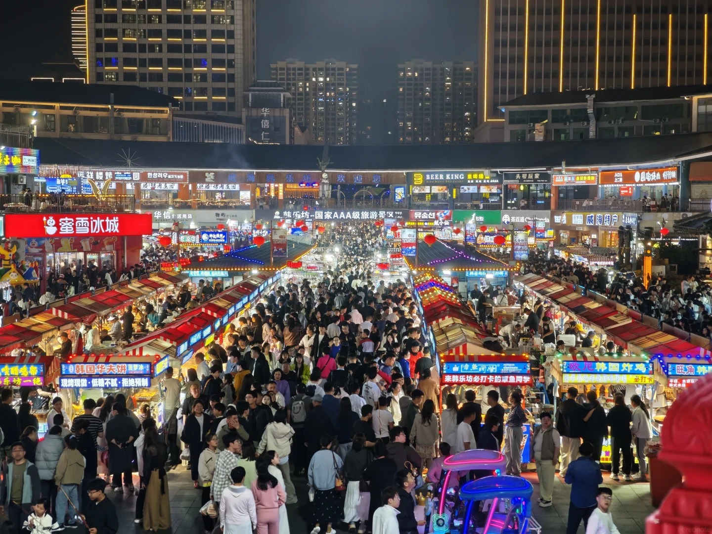 Chợ đ&ecirc;m H&agrave;n Lạc Phường c&oacute; nhiều D&atilde;y quầy h&agrave;ng s&aacute;ng rực trong đ&ecirc;m.