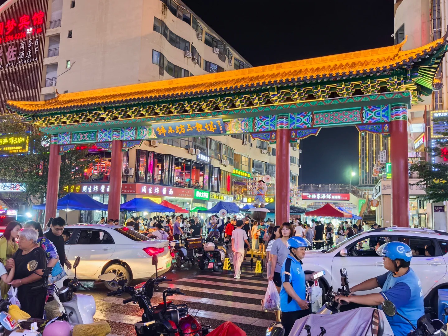 Cổng Chợ đ&ecirc;m H&agrave;n Lạc Phường lung linh &aacute;nh đ&egrave;n.