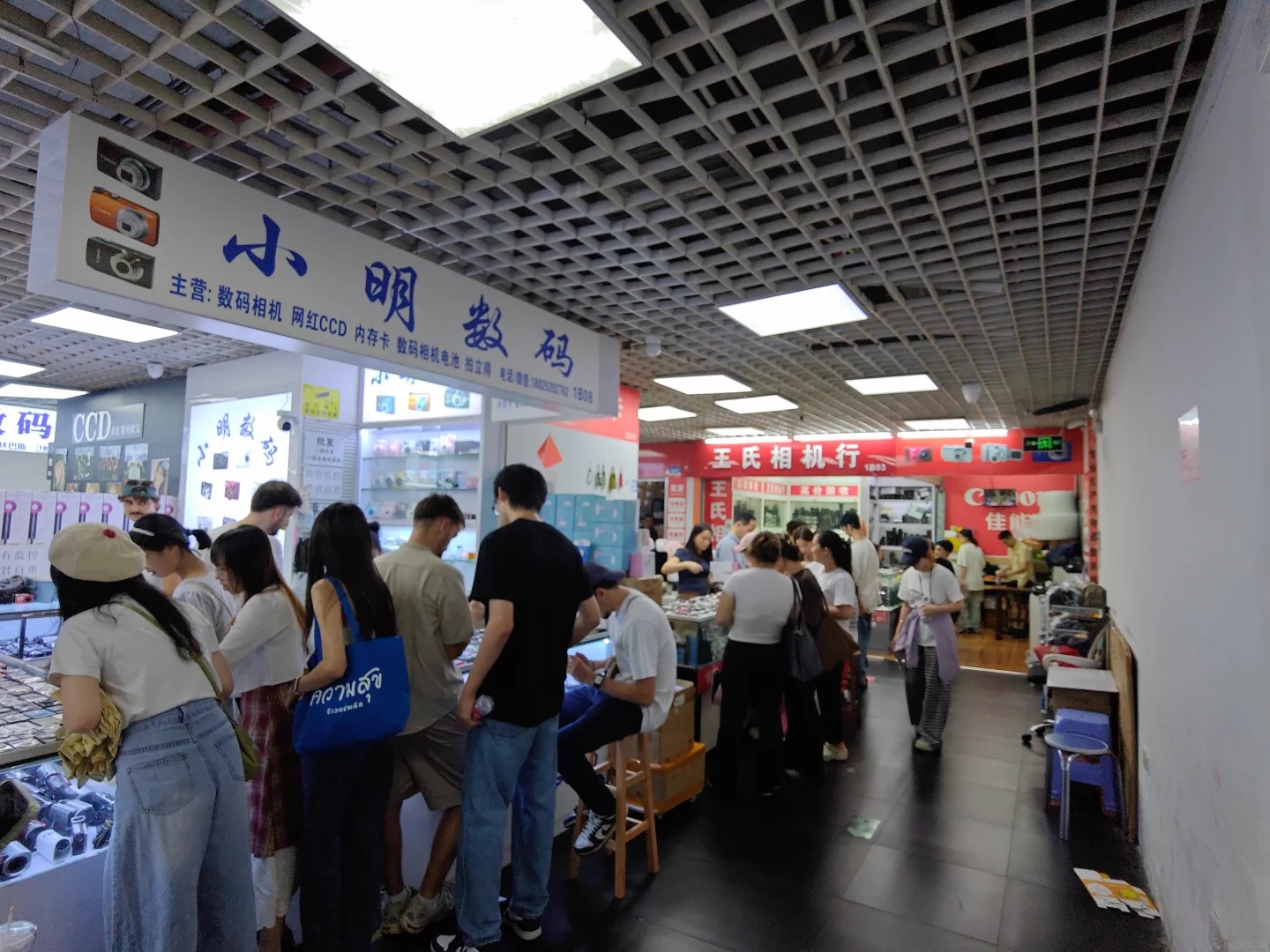 Người d&acirc;n mua sắm tại chợ Hoa Cường Bắc.