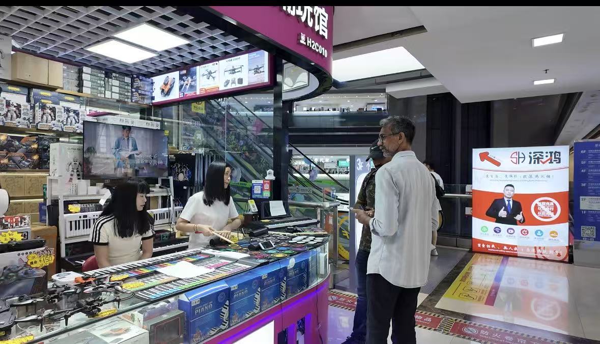 Du kh&aacute;ch nước ngo&agrave;i tham quan chợ điện tử Hoa Cường Bắc tại th&acirc;m quyến