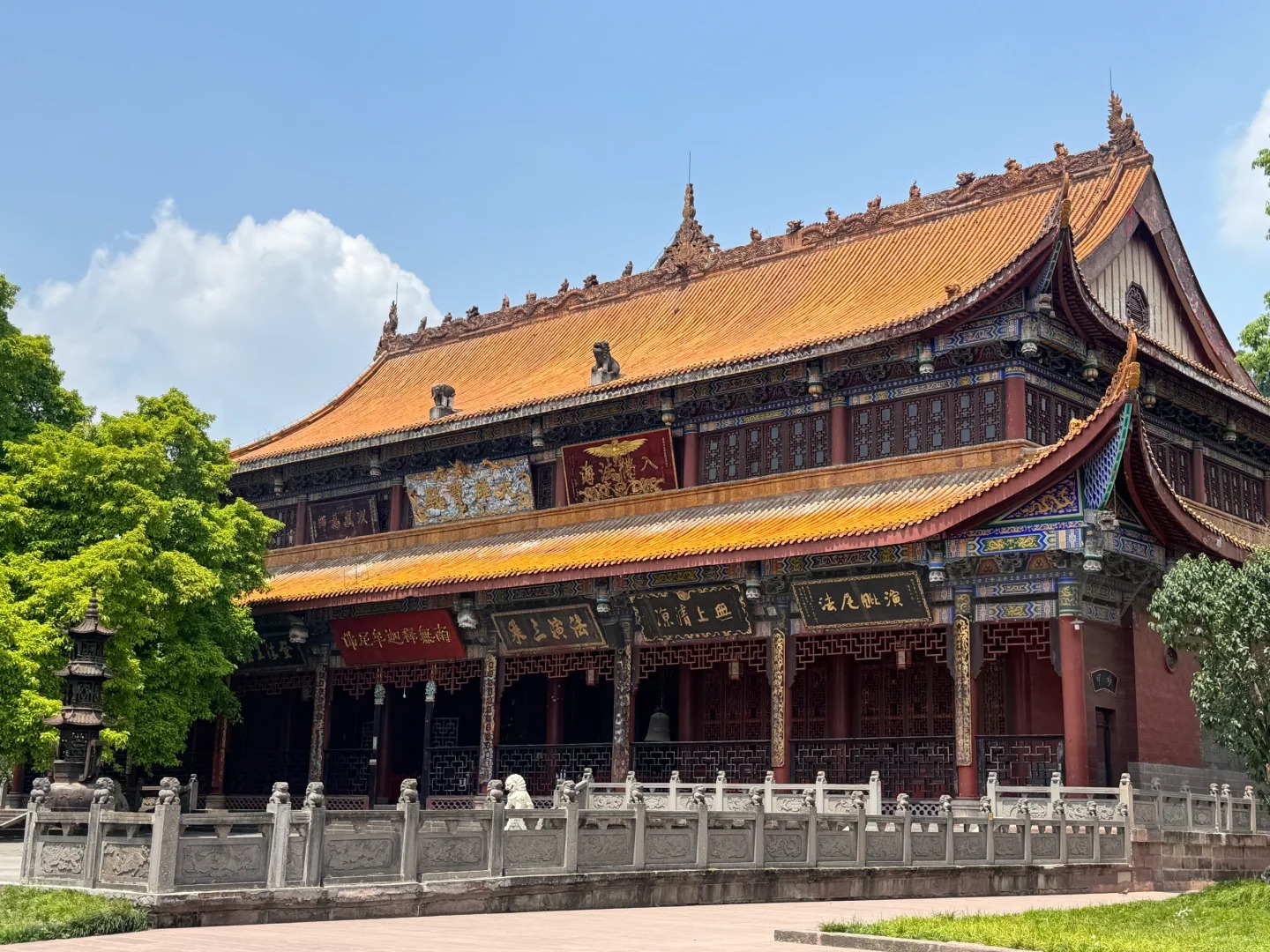 To&agrave;n cảnh Ch&ugrave;a Chi&ecirc;u Gi&aacute;c giữa kh&ocirc;ng gian xanh.