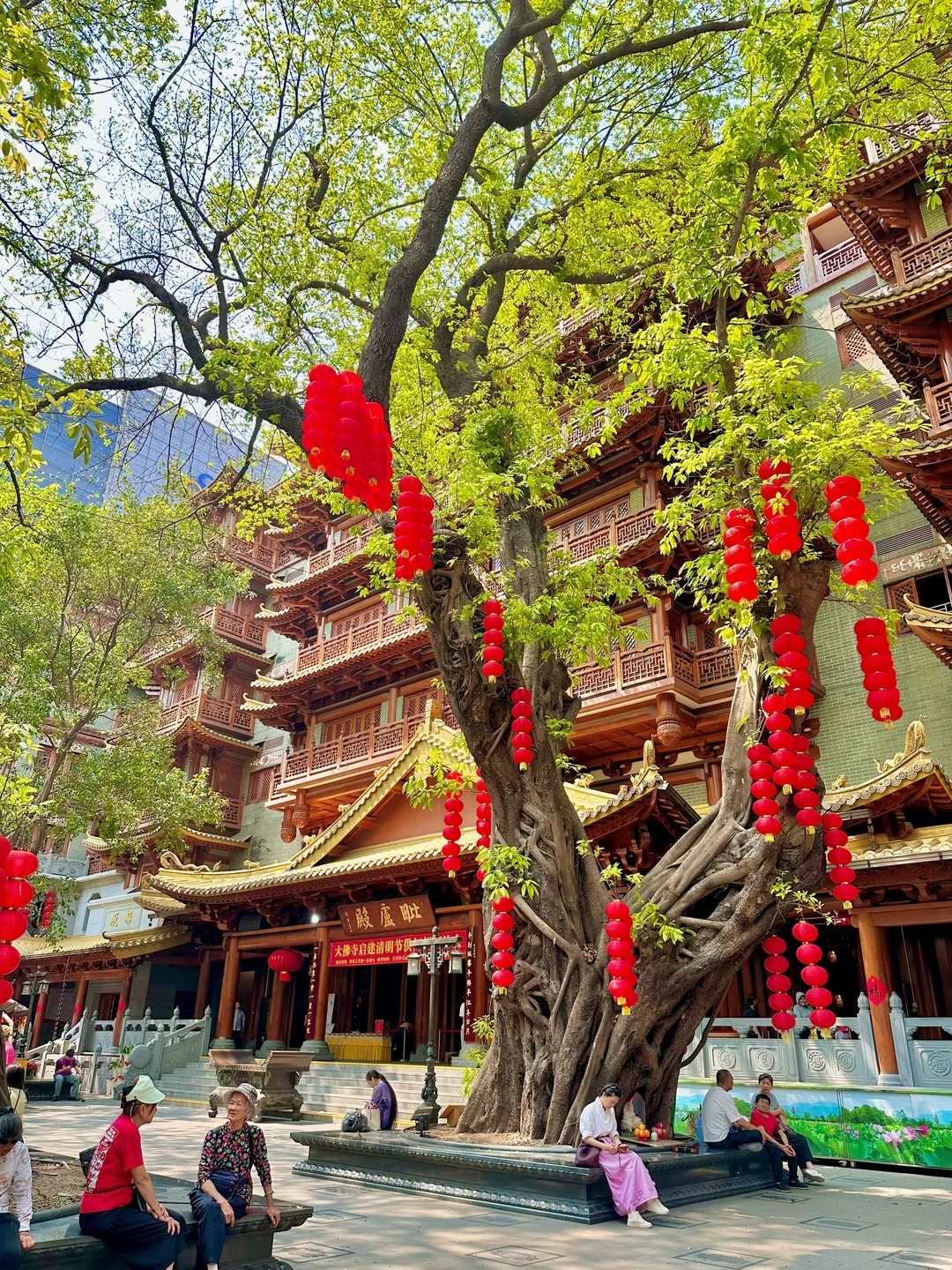 S&acirc;n l&aacute;t đ&aacute; cổ k&iacute;nh trong ch&ugrave;a.
