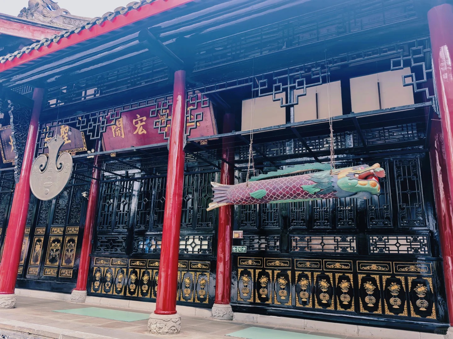 Chu&ocirc;ng đồng cổ treo trong gian ch&ugrave;a trong tour h&agrave;nh hương của Hanvina travel