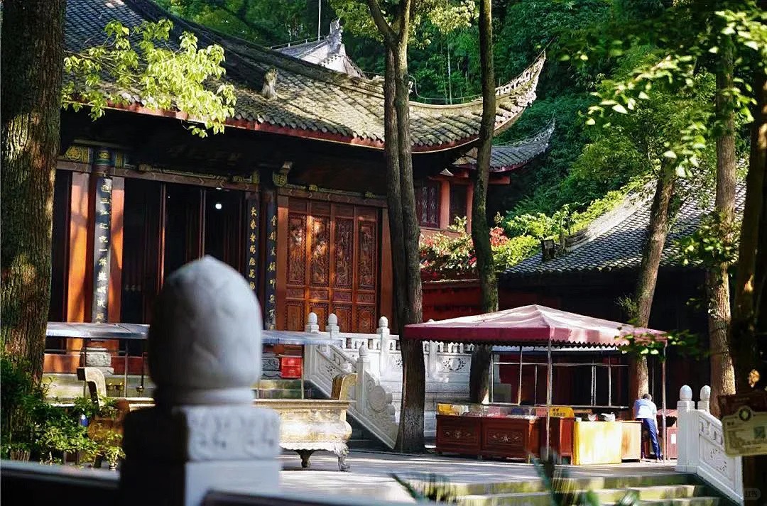 Chùa Lăng Vân - ngôi chùa cổ kính gần Lạc Sơn Đại Phật, điểm du lịch văn hóa độc đáo trong Tour Trung Quốc của Hanvina Travel.