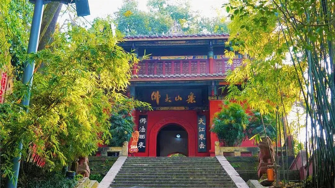 Chùa Lăng Vân thanh bình, địa điểm linh thiêng gần Lạc Sơn Đại Phật, thu hút du khách trong Tour Trung Quốc của Hanvina Travel.