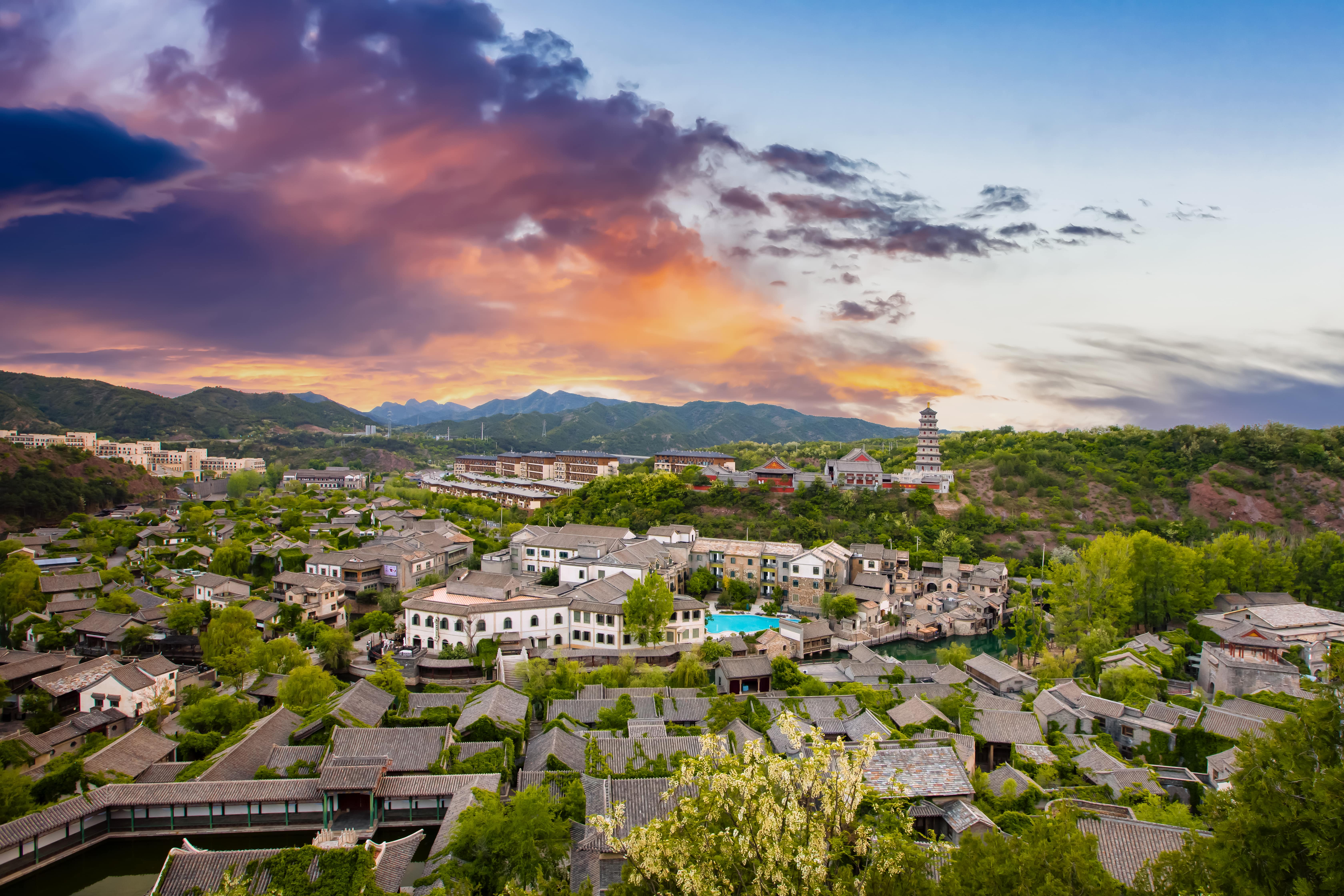 Góc flycam toàn cảnh Cổ Bắc Thủy Trấn, nổi bật giữa núi non và dòng kênh uốn lượn.