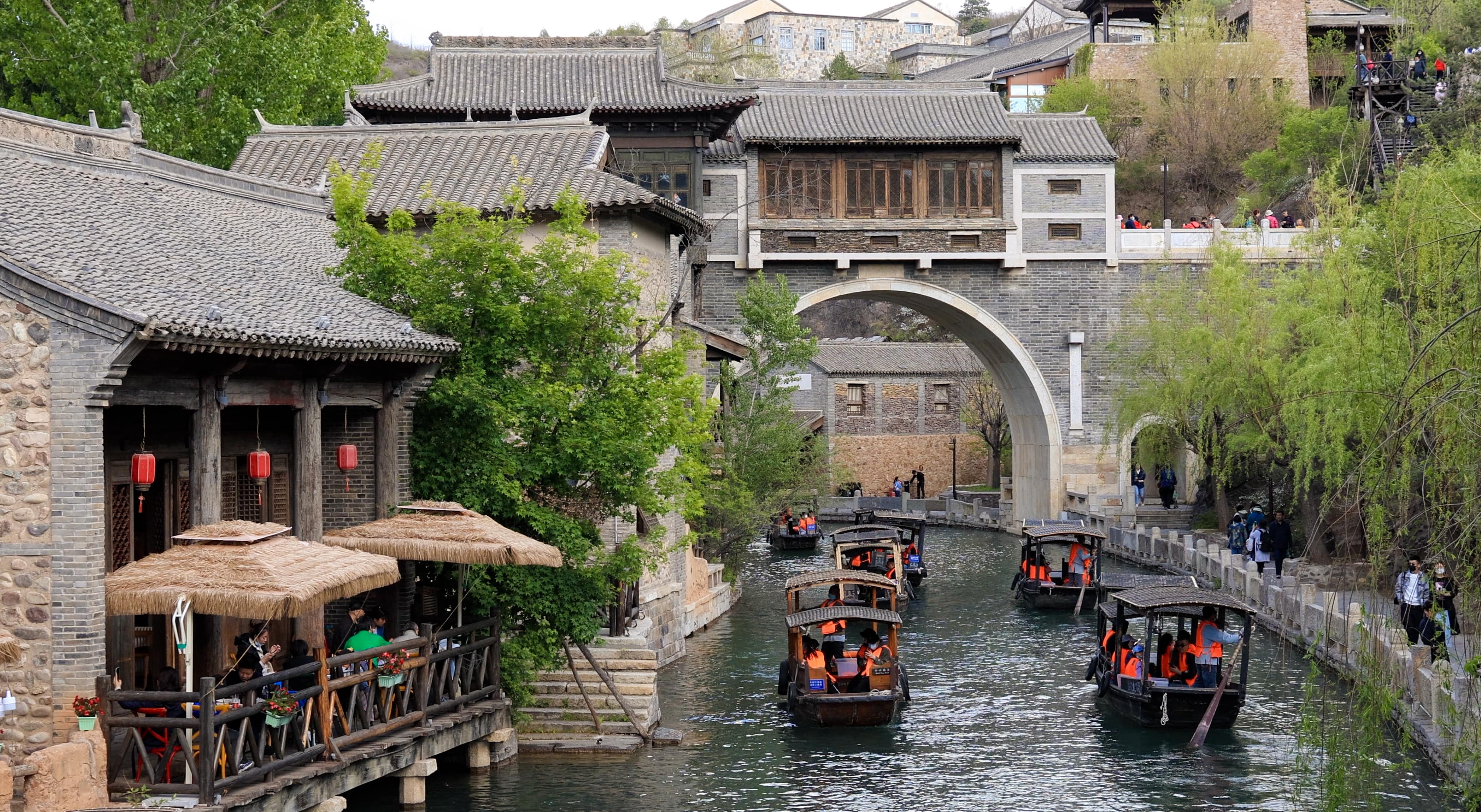 Cầu đá cong cong nối hai bờ thủy trấn, soi bóng xuống mặt nước xanh biếc.