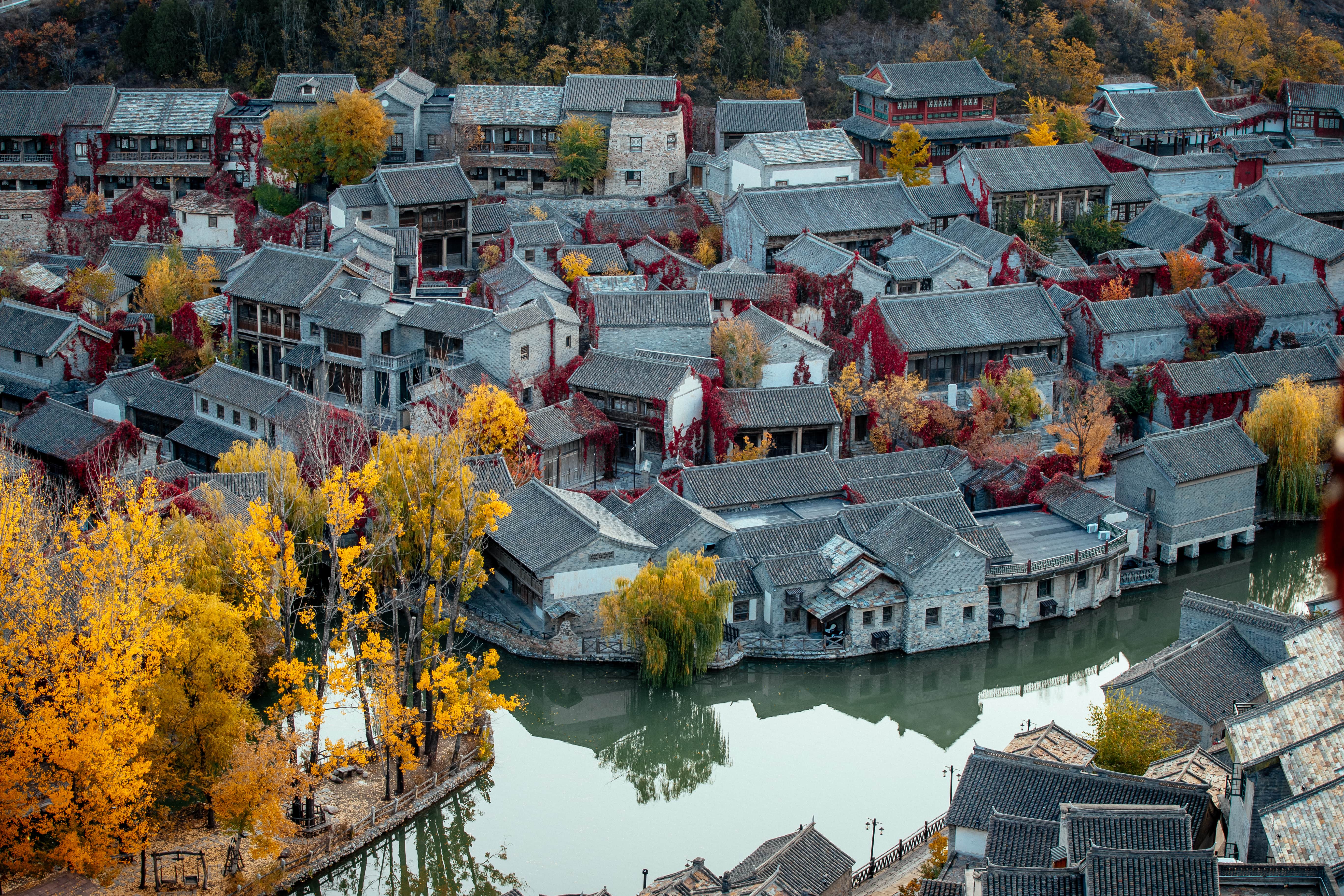 Phố cổ Cổ Bắc Thủy Trấn lát đá, hai bên là nhà gỗ thời Minh – Thanh và đèn lồng đỏ treo cao.