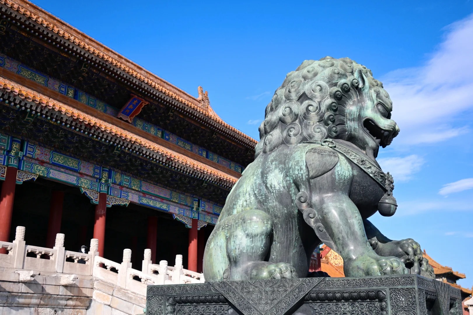 Từng chi tiết điêu khắc tinh xảo trên cột và mái vòm của Cố Cung.