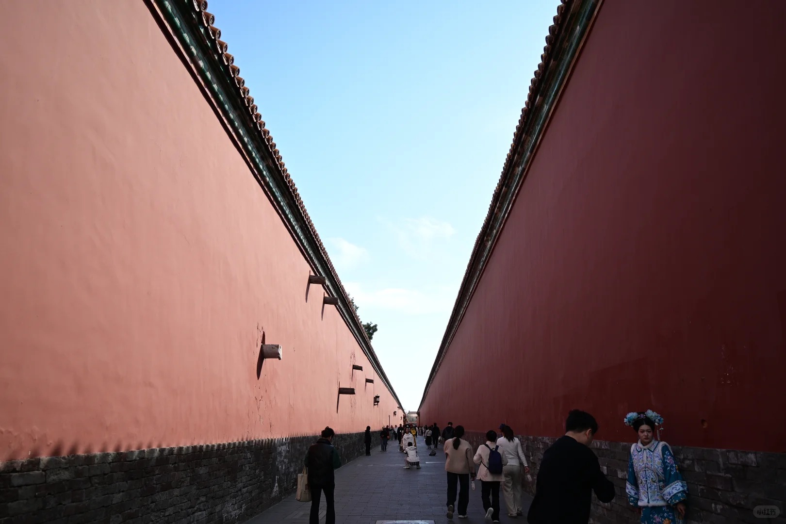 Chụp ảnh check-in trước những bức tưởng đỏ nơi chưa nhiều bỉ ẩn chưa có lời giải của Trung Hoa.