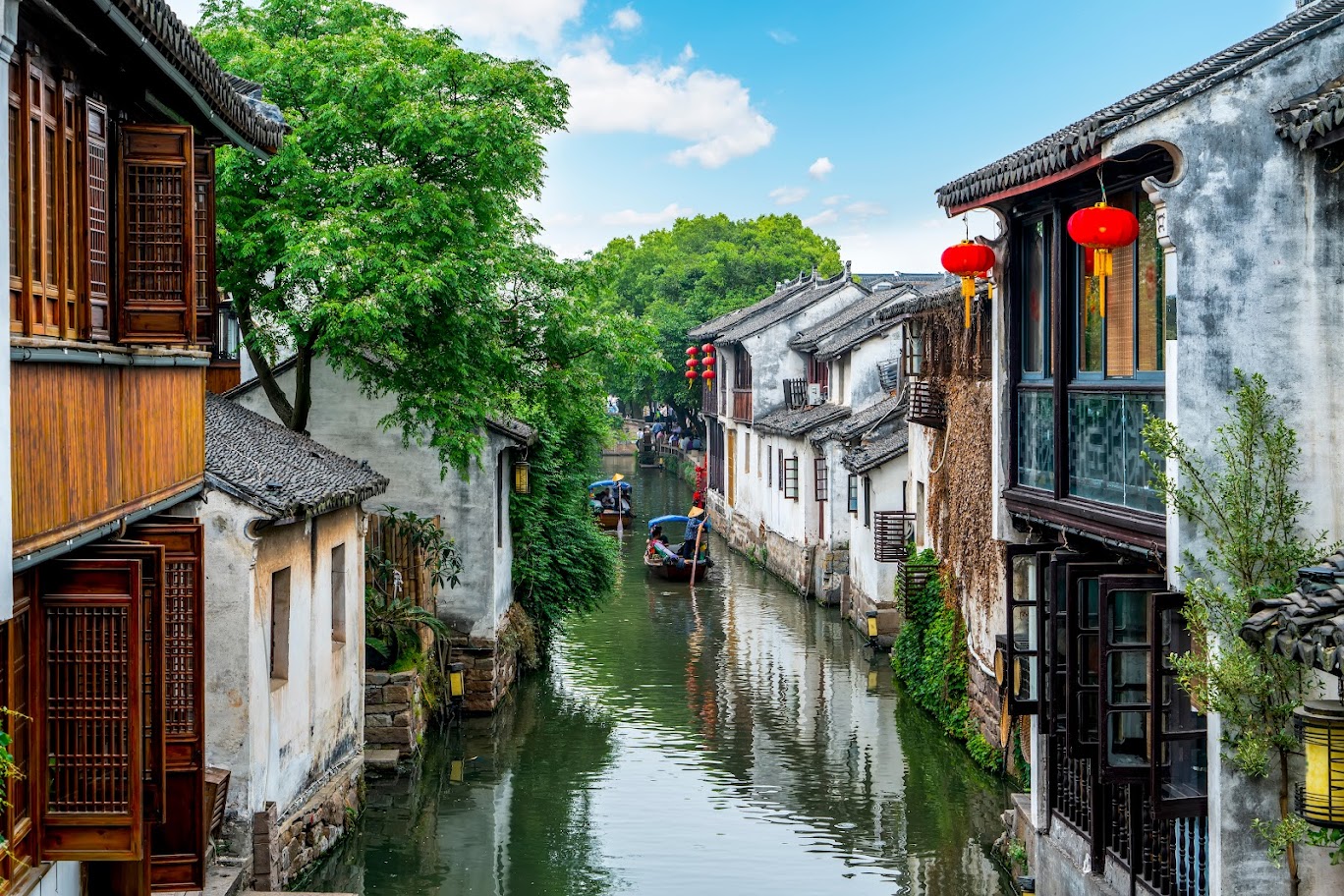 Ch&acirc;u trang cổ trấn trong tour du lịch của Hanvina Travel