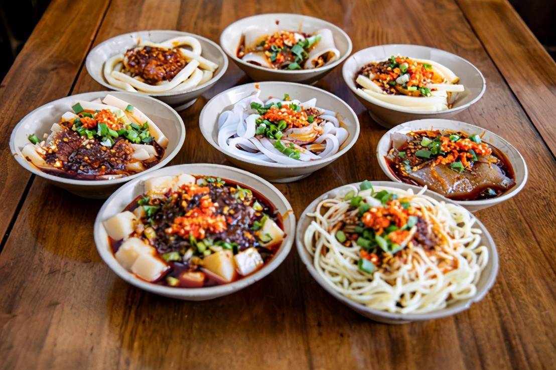 B&aacute;t Thương t&acirc;m lương phấn cắt sợi trắng muốt phủ đẫm sốt sa tế ớt đỏ rực v&agrave; tỏi băm thơm nồng