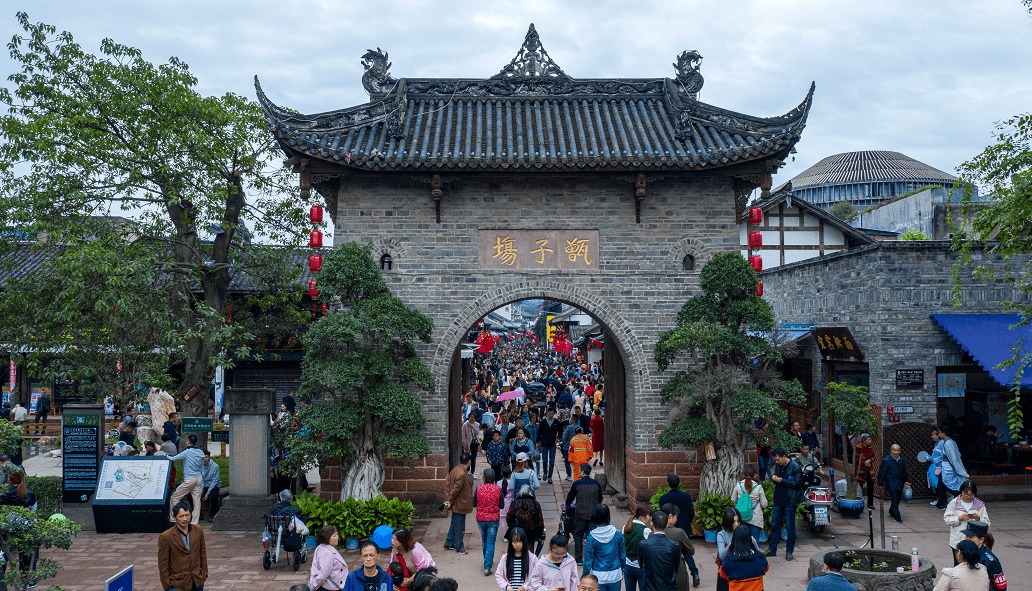 Khung cảnh b&igrave;nh y&ecirc;n buổi sớm mai với l&agrave;n sương mờ ảo rọi qua m&aacute;i ng&oacute;i cổ trấn Lạc Đới